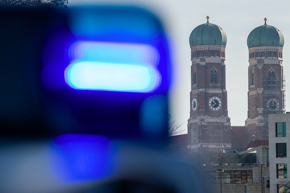 Nachdem einer Attacke auf eine Münchnerin, sucht die Polizei weiter nach dem Täter. (Symbolbild)