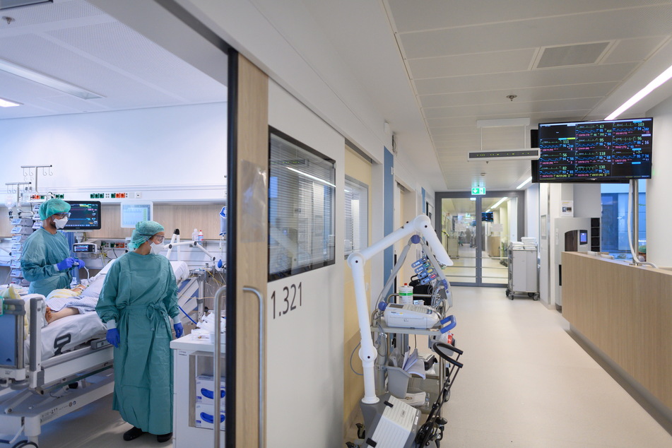 Die Intensivpflege von Corona-Patienten ist besonders anspruchsvoll. Jetzt stoppte der Anstieg der Belegung erstmals. Im Bild die Corona-Intensivstation des Universitätsklinikums Dresden.