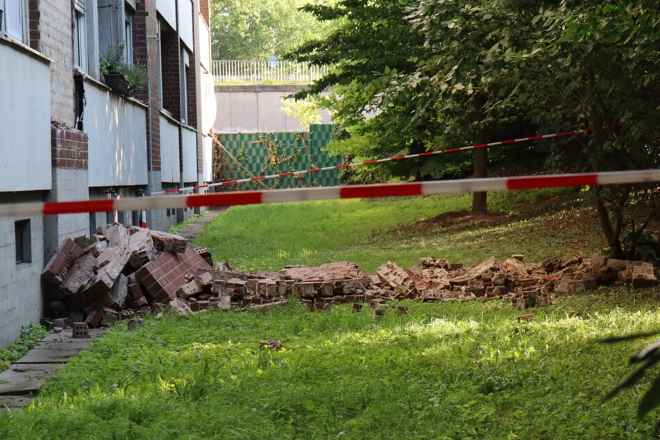 Die Klinkersteine landeten auf einer Wiese. Zum Glück wurde niemand verletzt.