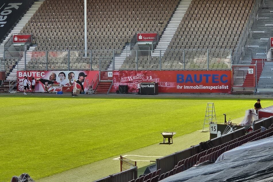... und so am Freitag. Die eingefleischten Energie-Fans auf der Nordwand haben beste Sicht auf ihre Helden, auch für die TV-Kameras ist es gut platziert.