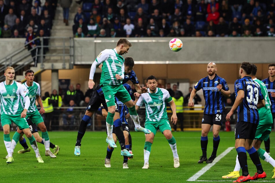 Mitchell Weiser (o.) köpfte den SV Werder Bremen mit seinem Treffer zum 2:2 in die Verlängerung. Doch nach einem spannenden Elfmeterschießen schieden die Grün-Weißen trotzdem aus.