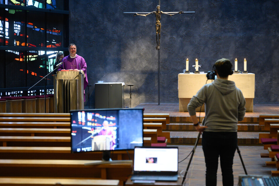 Gottesdienste können derzeit im Internet und im Fernsehen verfolgt werden. (Archiv)