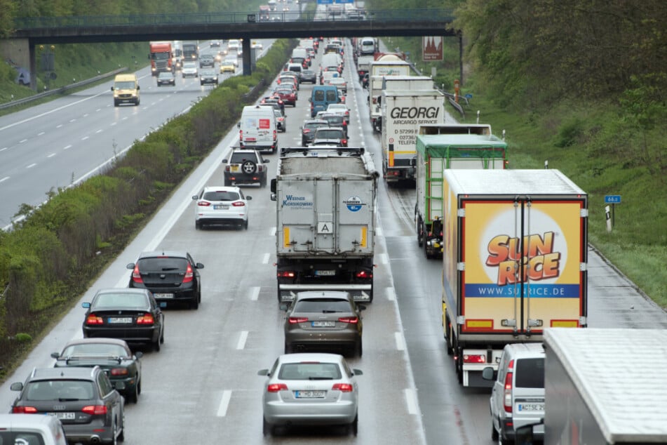 Köln: Lkw-Unfall in Köln-Heumar: Crash sorgt für kilometerlange Staus im Berufsverkehr