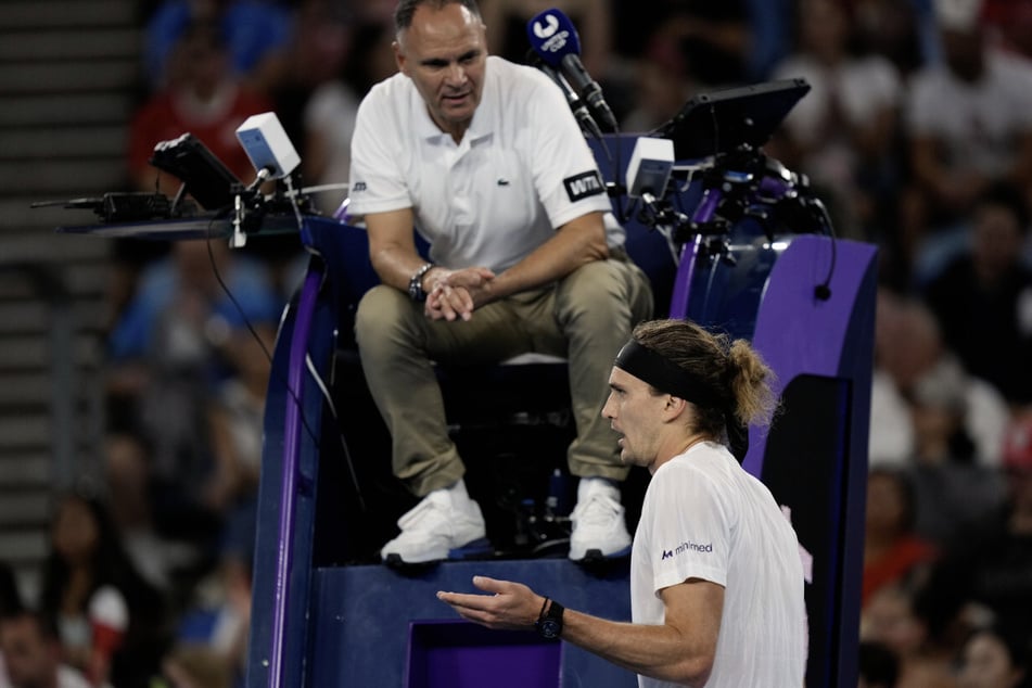 Alexander Zverev (28) discutió con el árbitro Mohamed Lahyani (59).