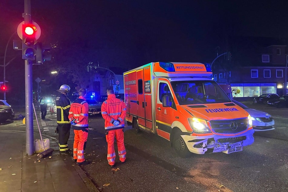 Der Rettungswagen soll auf einen Volvo aufgefahren sein.