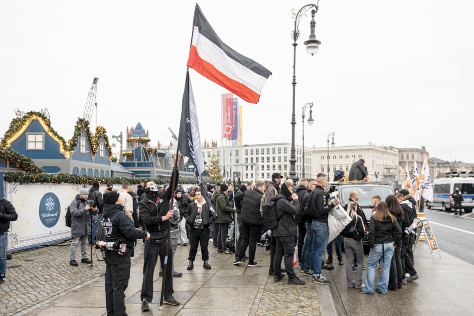 Die rechtsextremen Demonstranten sind klar in der Unterzahl.