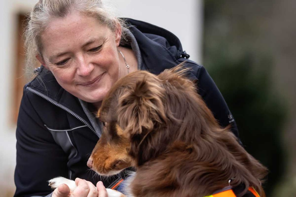 Bei der Unterstützung von Kranken gibt es speziell ausgebildete Assistenzhunde wie Therapiehund Ronja (4), hier mit Hundetrainierin Mandy Kaldenbach (42) vom Selbsthilfeverband Soziale Projektorganisation.