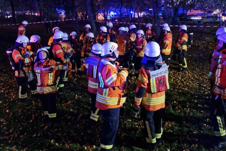 Die Kameraden versammelten sich vor dem Hochhaus, planten ihren Einsatz und beobachteten die Arbeit.