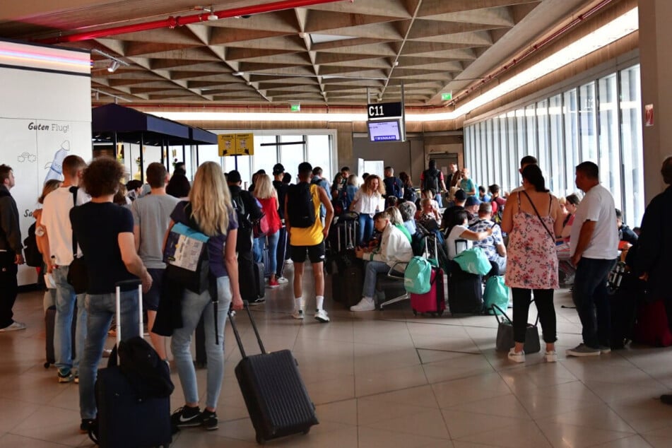 Wartende Passagiere am Flughafen Köln am vergangenen Wochenende.