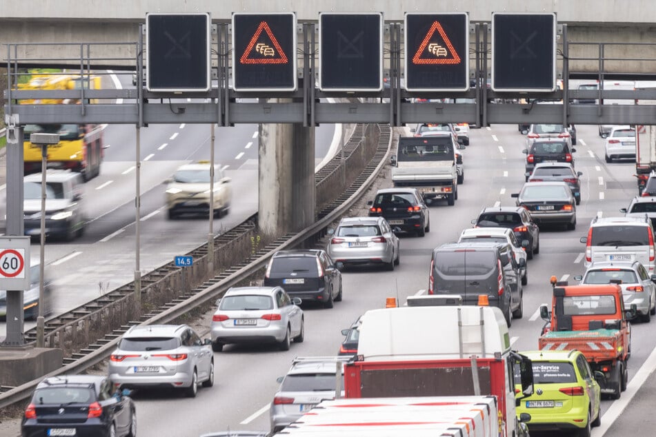 Auf der A100 staut es sich aufgrund eines Unfalls Höhe Alboinstraße.