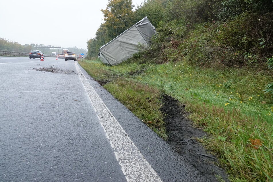 Ein Kleinlaster war am Morgen von der A4 geschleudert.