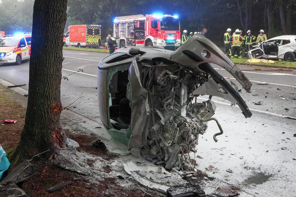 Der Wagen des 33-jährigen Unfallfahrers fing nach dem heftigen Zusammenprall mit dem VW (rechts im Hintergrund) Feuer.