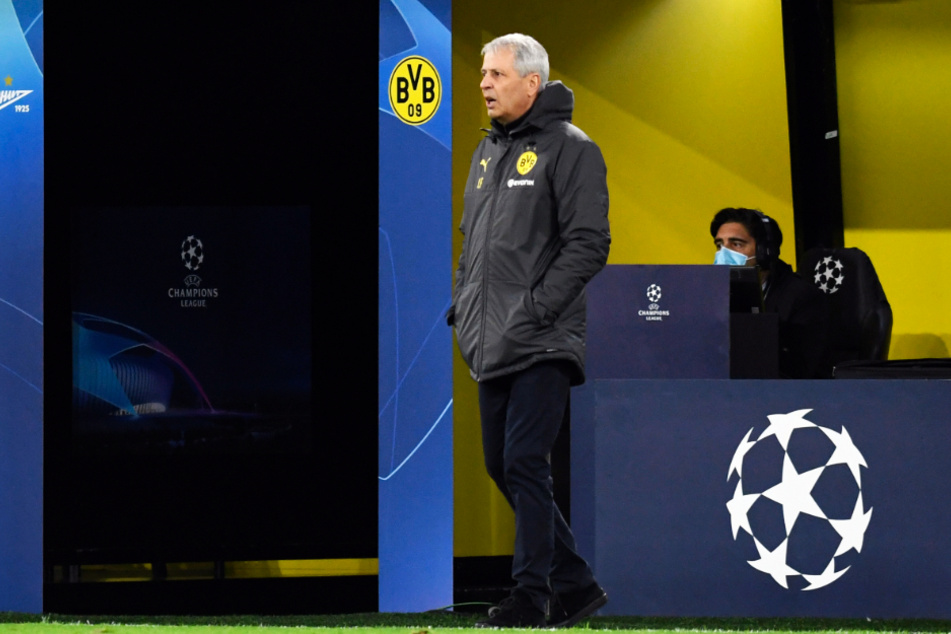 BVB-Coach Lucien Favre (62) forderte seine Elf von draußen immer wieder auf, über die Außen zu spielen. Die Spieler konnten diese Vorgabe aber nicht umsetzen.