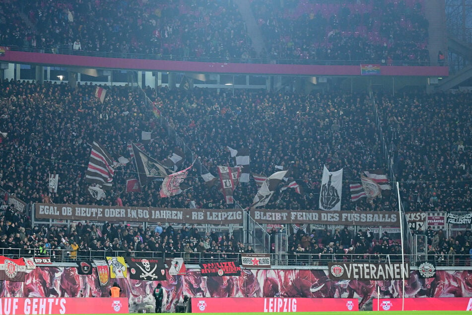 Ein Fan des FC St. Pauli ist kurz nach dem Auswärtsspiel bei RB Leipzig verstorben.