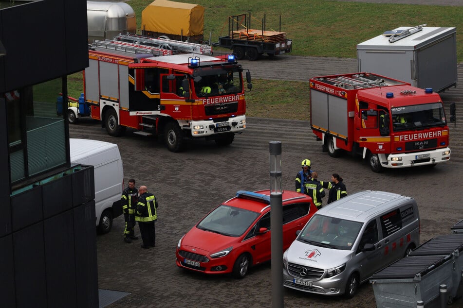 Die Rettungskräfte sind nach der Explosion auf dem Firmengelände in Troisdorf im Großeinsatz.