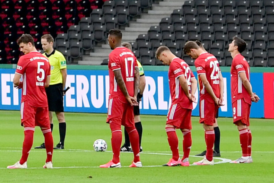 Spieler des FC Bayern München stehen bei einer Schweigeminute auf em Platz. (Archivbild)