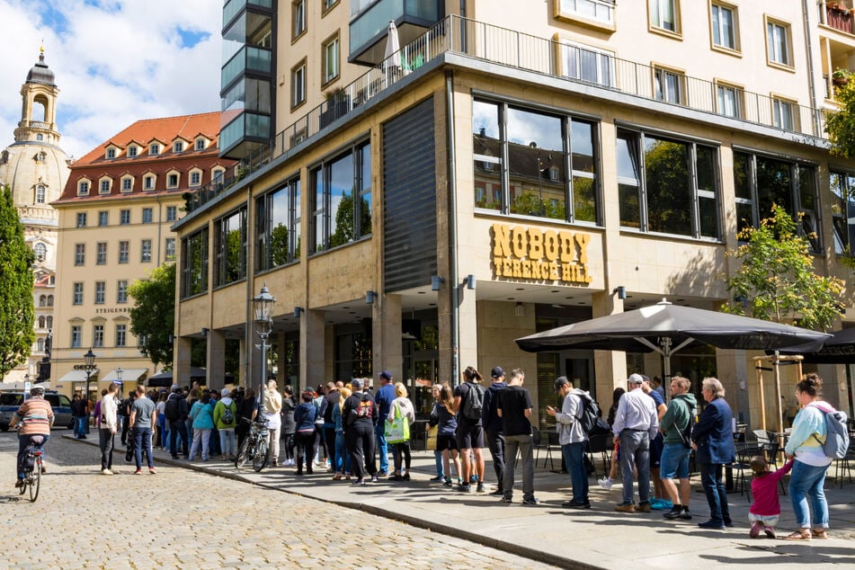 Schon vor der Eröffnung standen die Fans Schlange. Viele sicher in der Hoffnung, Terence Hill zu sehen.