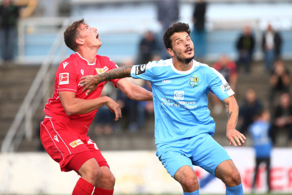 Philipp Hosiner (r.) könnte morgen sein Pflichtspiel-Debüt für die Himmelblauen feiern.