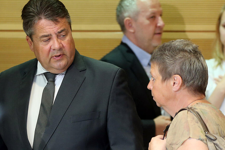 Der SPD-Vorsitzende Sigmar Gabriel und Susanne Neumann 2016 bei der Konferenz "Wertekonferenz Gerechtigkeit" im Willy-Brandt-Haus in Berlin.
