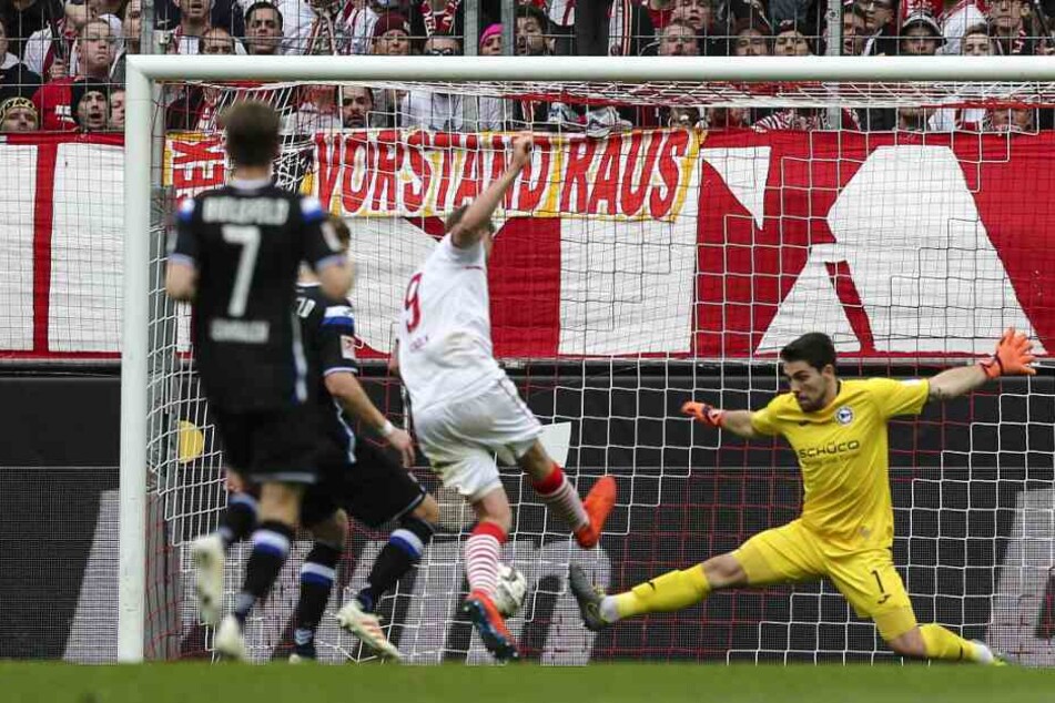 Gegen das 4:0 durch Simon Terodde konnte DSC-Keeper Ortega nichts ausrichten.