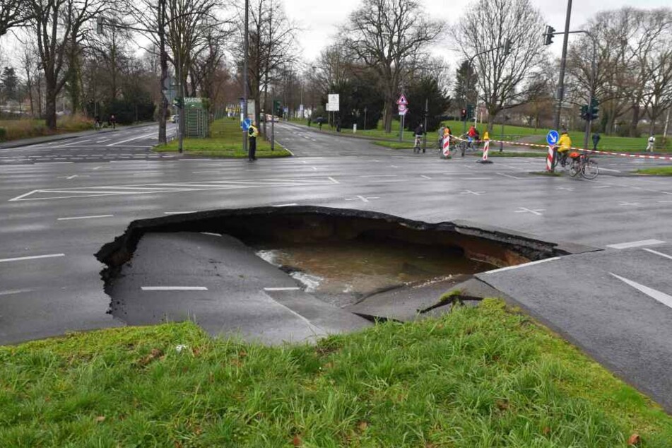 Nach einem Wasserrohrbruch ist ein Teil der Inneren Kanalstraße abgesackt.