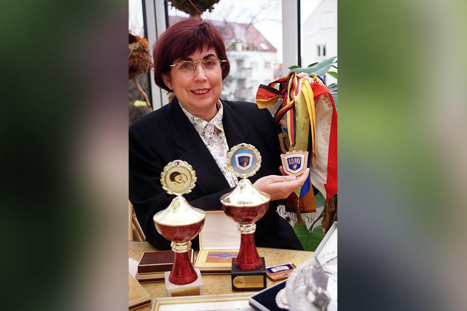 Jutta Horezky 1999: Stolz zeigt die Dresdnerin ihre Rallye-Medaillen und Pokale.