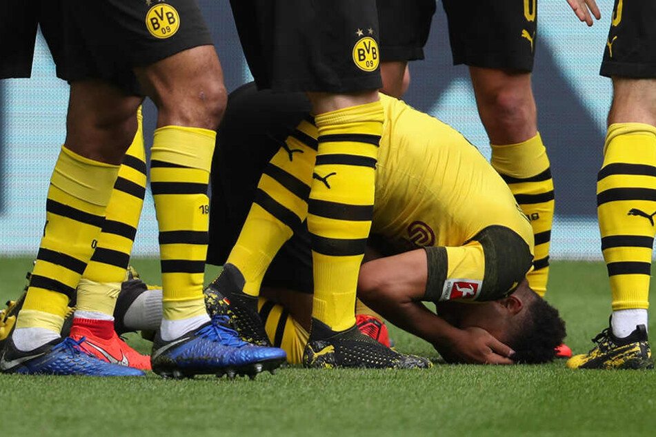 Verletzt bleibt Jadon Sancho am Boden liegen, nachdem er ein Tor vorbereitet und mit einem Feuerzeug am Kopf getroffen wird.
