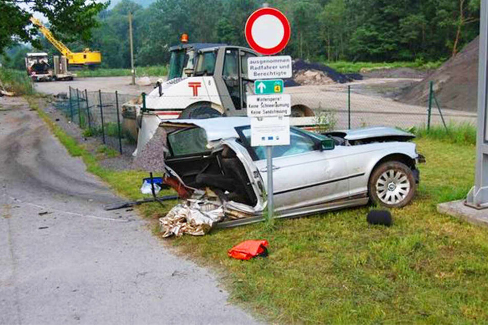 Bei einem schweren Verkehrsunfall im österreichischen Lilienfeld ist am Donnerstagmorgen ein BMW in zwei Teile gerissen worden.