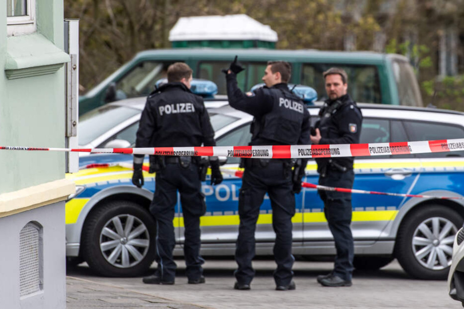 Die Polizei hat das Wohnhaus, in der die Leiche gefunden wurde, abgesperrt.