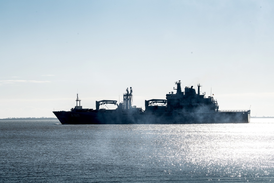 Ein Marineschiff läuft zu einem Einsatz aus. (Symbolbild)