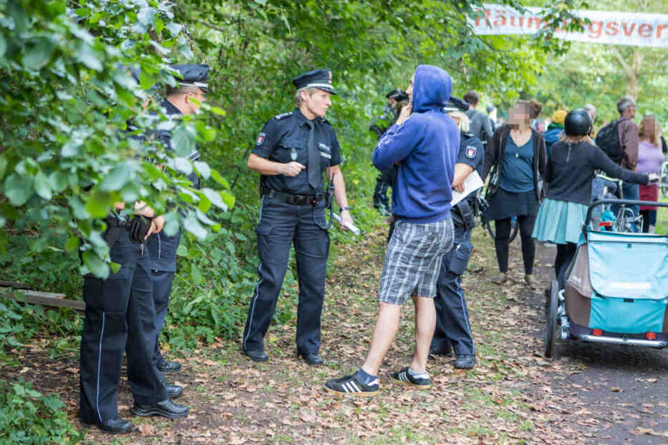 Anfangs waren normale Streifenpolizisten bei der Baumbesetzung im Einsatz.