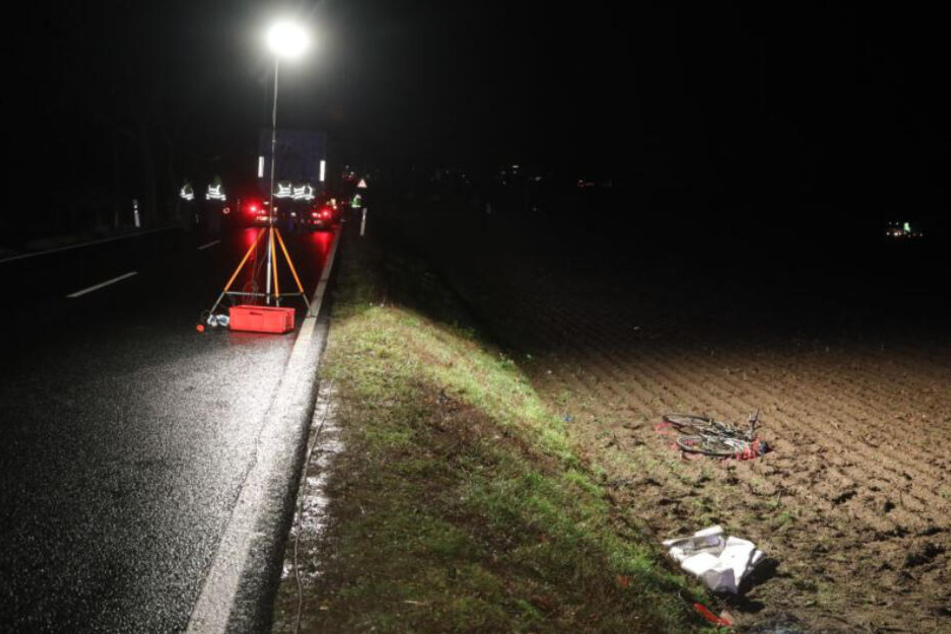 Das Fahrrad liegt abseits der Straße auf dem Feld. Vorne steht der LKW.