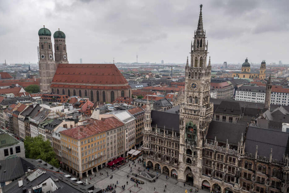 Ein Blick über die Altstadt von München mit dem Neuen Rathaus und der Frauenkirche.