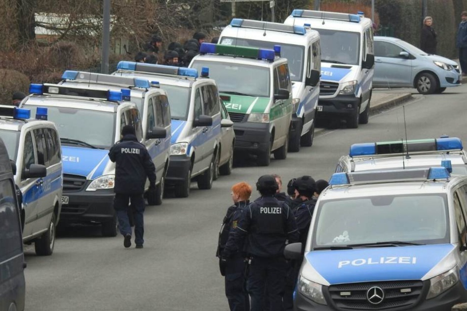 Ein Riesenaufgebot an Polizei und Sondereinsatzkommando ist in Borsdorf vor Ort.