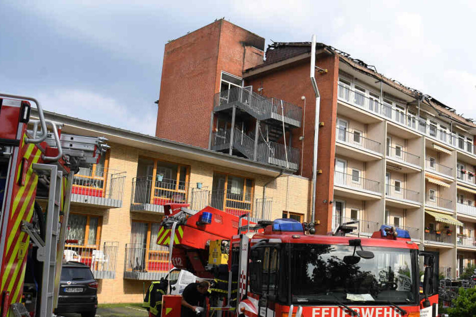 Ein Fahrzeug der Feuerwehr steht vor einem Pflege- und Altenheim.