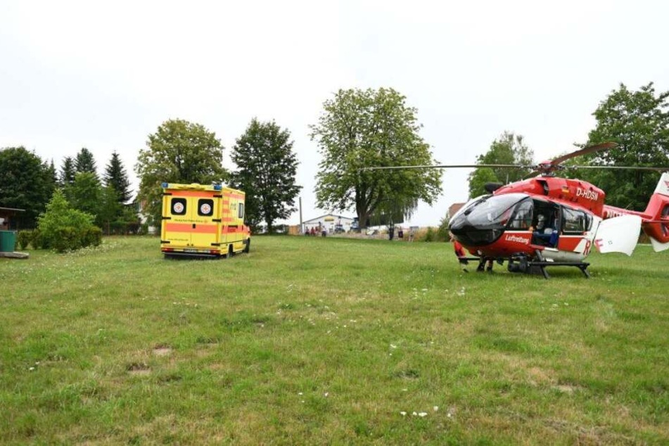 Ein Rettungshubschrauber brachte Verletzten in ein Krankenhaus.