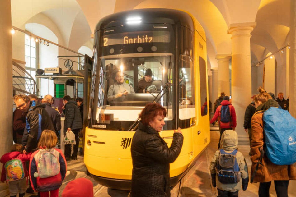 Mehr als 7500 Besucher testeten die Super-Tram. Teilweise musste Einlass-Stopp verhängt werden.