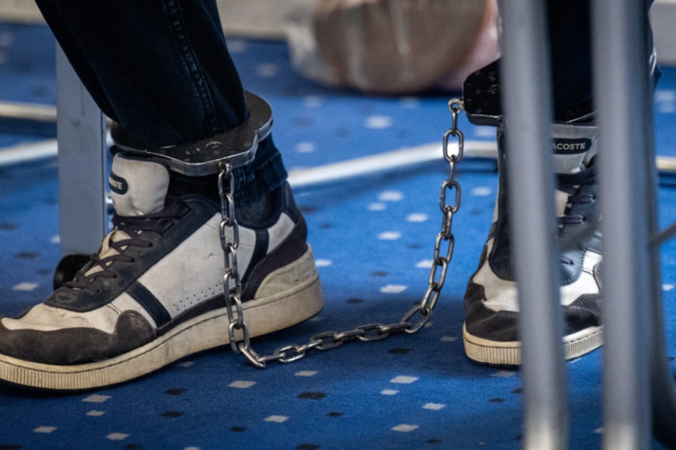David wurde mit Fußfesseln ins Bamberger Landgericht geführt: Er sitzt in U-Haft.