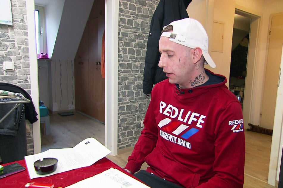 Chris' Leben ist geprägt von Untersuchungen: Vom Schwangerschaftstest seiner Ex über Drogentests bis hin zum Test auf Geschlechtskrankheiten war wirklich alles dabei.