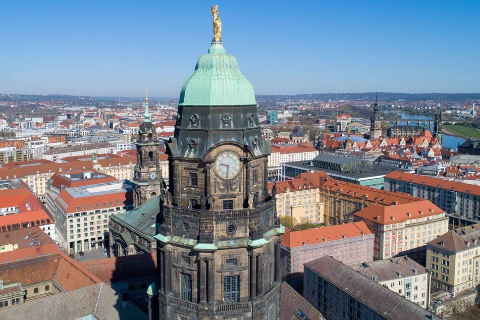 Gilt mit 100,30 Metern (inklusive Goldenem Rathausmann) als höchstes Gebäude der Stadt: Der Dresdner Rathausturm ist seit Juli wieder für Besucher zugänglich.