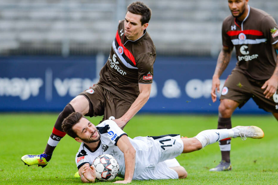 St. Paulis Johannes Flum (links) und Sandhausens Fabian Schleusener kämpfen um den Ball, doch der Einsatz lohnte sich für den FC St. Pauli nicht.