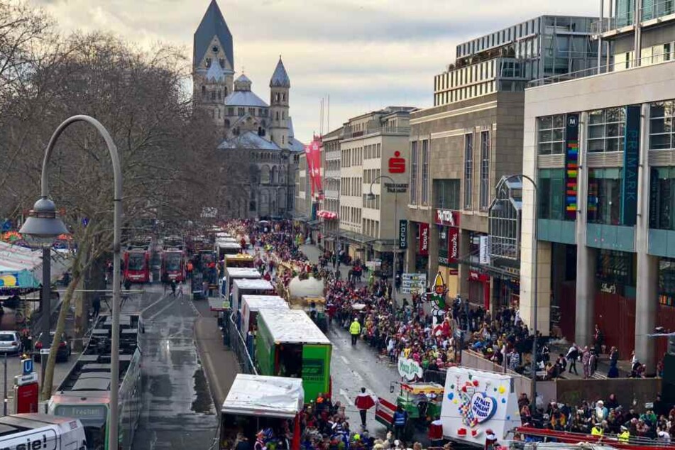 Das Festkomitee in Köln hat traditionell auf dem letzten Wagen des Rosenmontagszugs das Motto für die neue Session enthüllt.