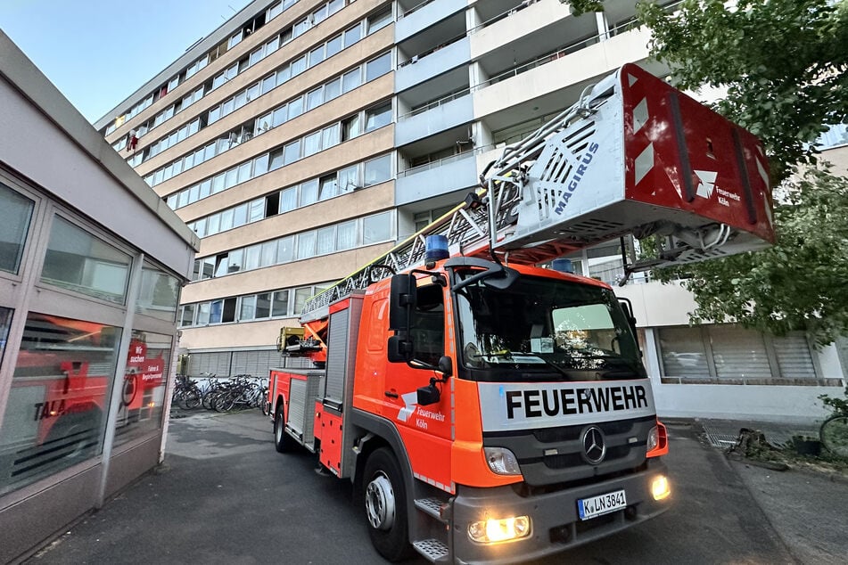 Mit einem Großaufgebot rückte die Kölner Feuerwehr am Freitagabend zu dem Mehrfamilienhaus in Ehrenfeld aus.