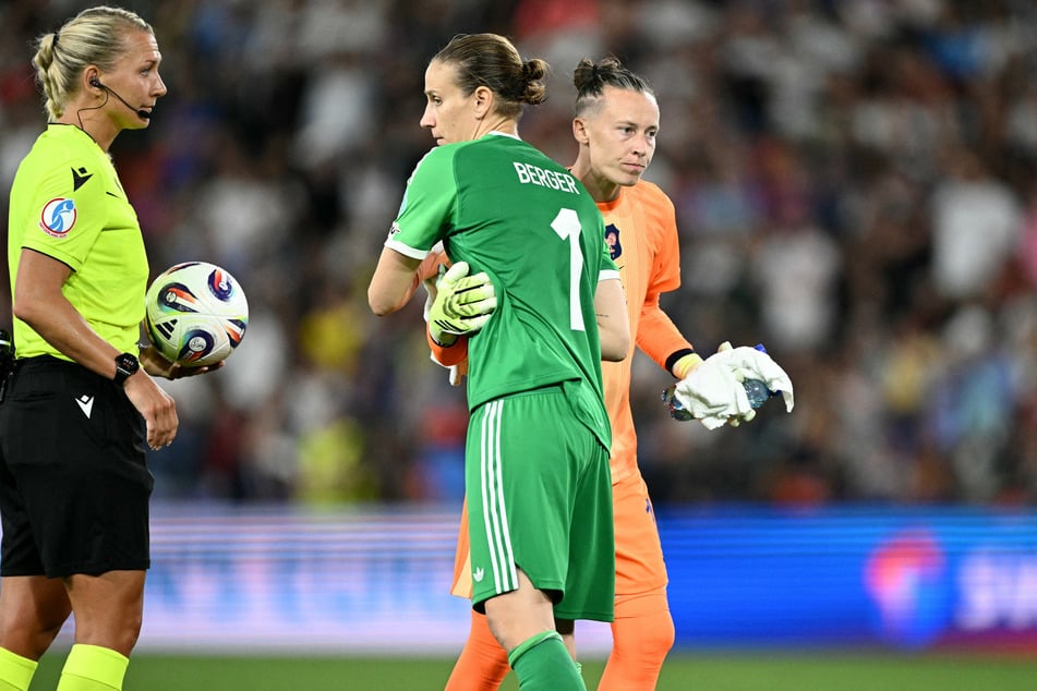 Frankreich mit Keeperin Pauline Peyraud-Magnin (33) zog gegen Deutschland und Ann-Katrin Berger (34) den Kürzeren.