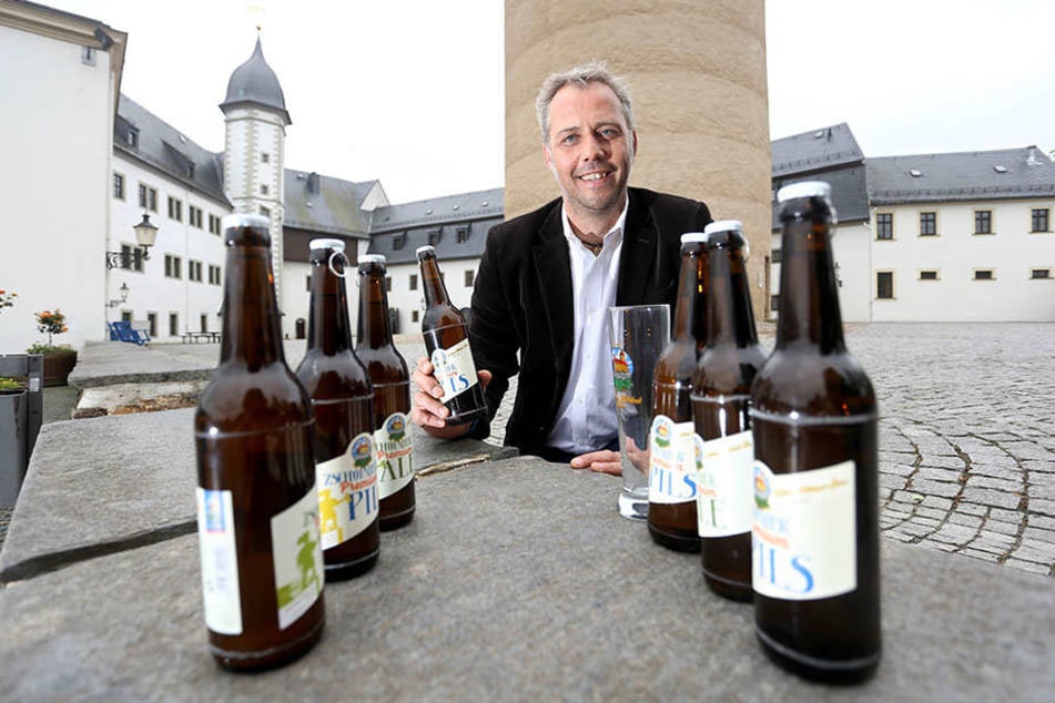 Oberbürgermeister Arne Sigmund auf Schloss Wildeck mit dem Zschopauer Bier: Pils und Ale kommen bei Fans gut an.
