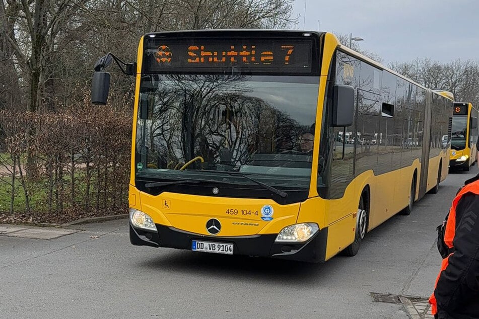 Die ersten Shuttlebusse treffen am RHS ein.