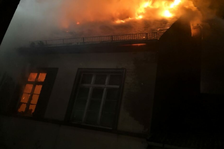 Angsteinflößende Flammen bahnen sich ihren Weg durch den Dachstuhl.