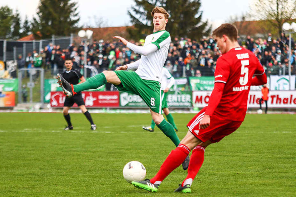 Voller Einsatz von Leipzigs Alexander Bury (links). Mit dem Punktgewinn beim VfB Germania Halberstadt verteidigten die Chemiker die Tabellenführung in der Oberliga.