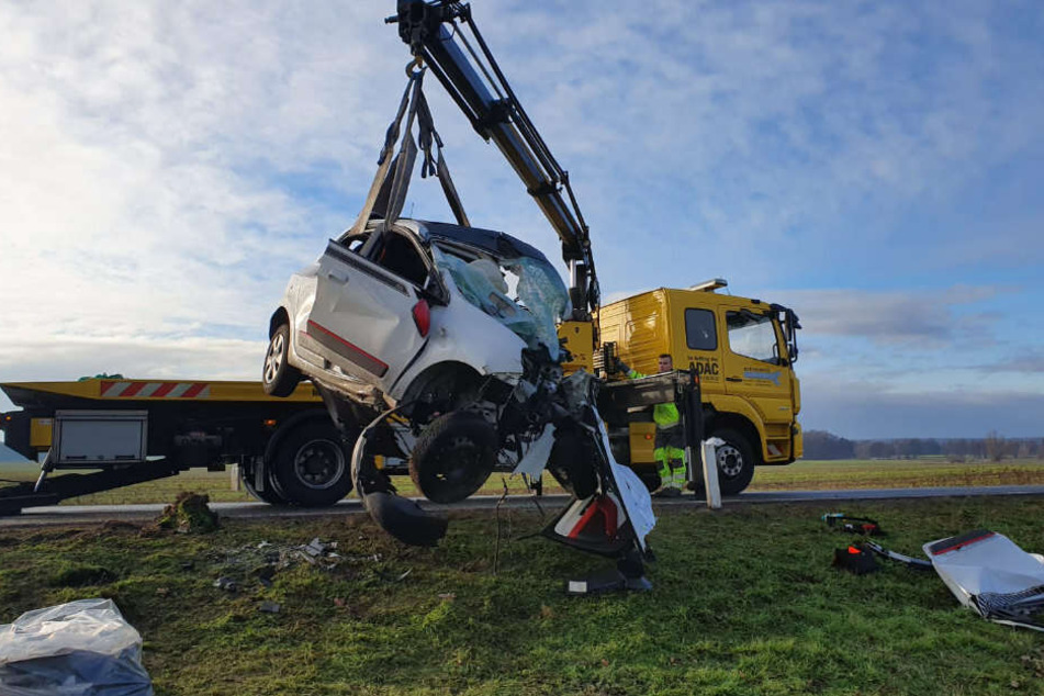 Für die Bergungsarbeiten musste die B 107 gesperrt werden.