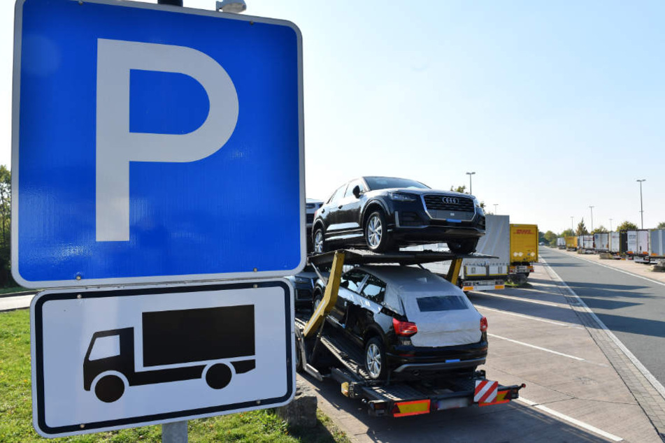 Lkw stehen auf dem Parkplatz der Raststätte Eichelborn-Nord an der A4 zwischen Weimar und Erfurt.